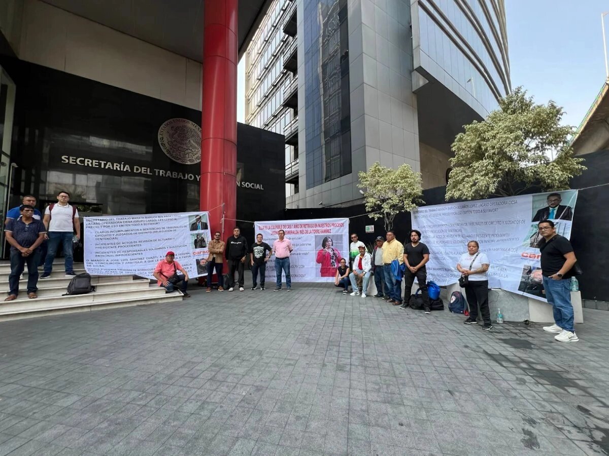 Extrabajadores petroleros protestan en STPS por adeudos millonarios