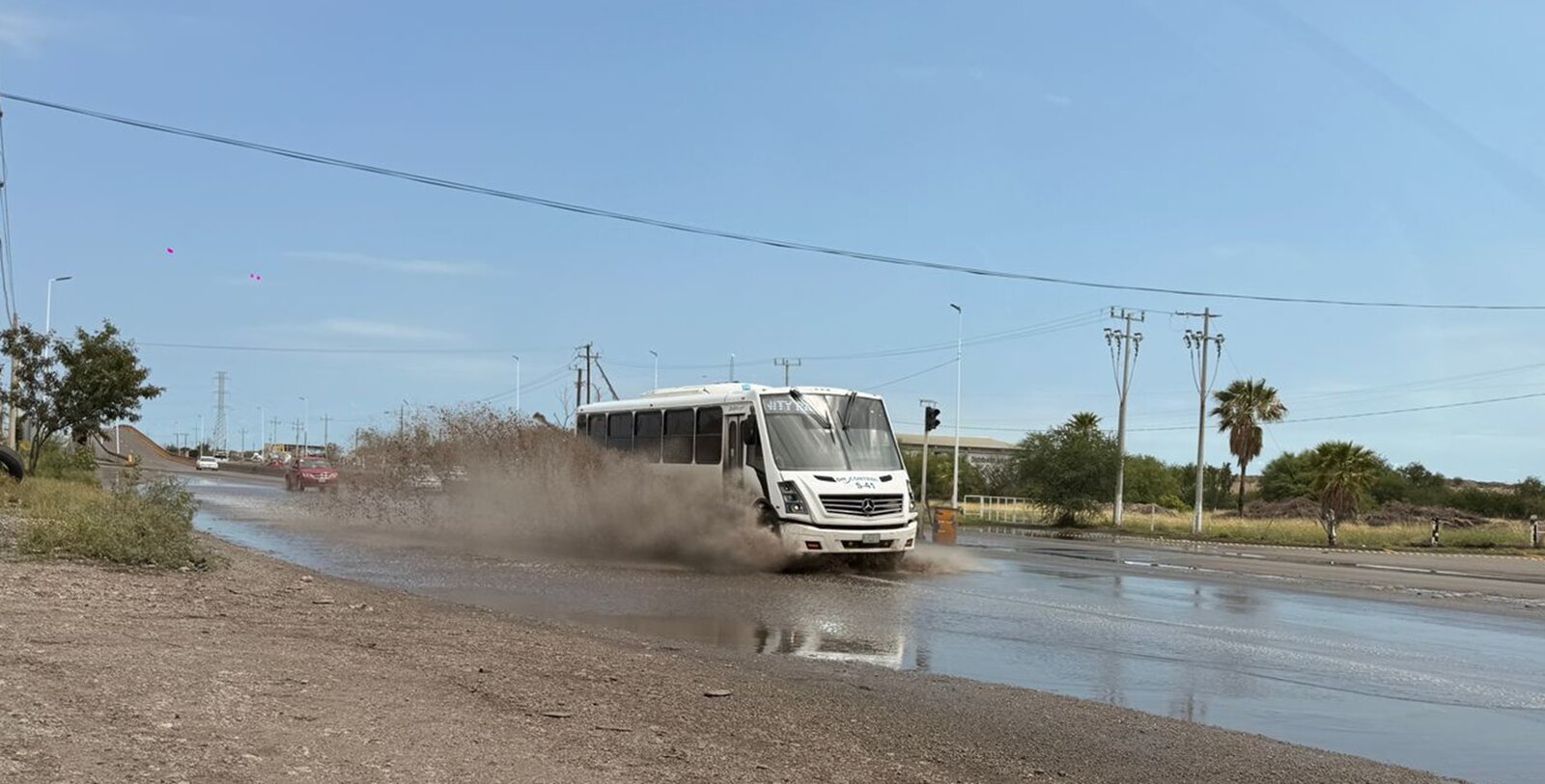 Carretera 57 inundada por mala infraestructura entre Sabinas y Nueva Rosita