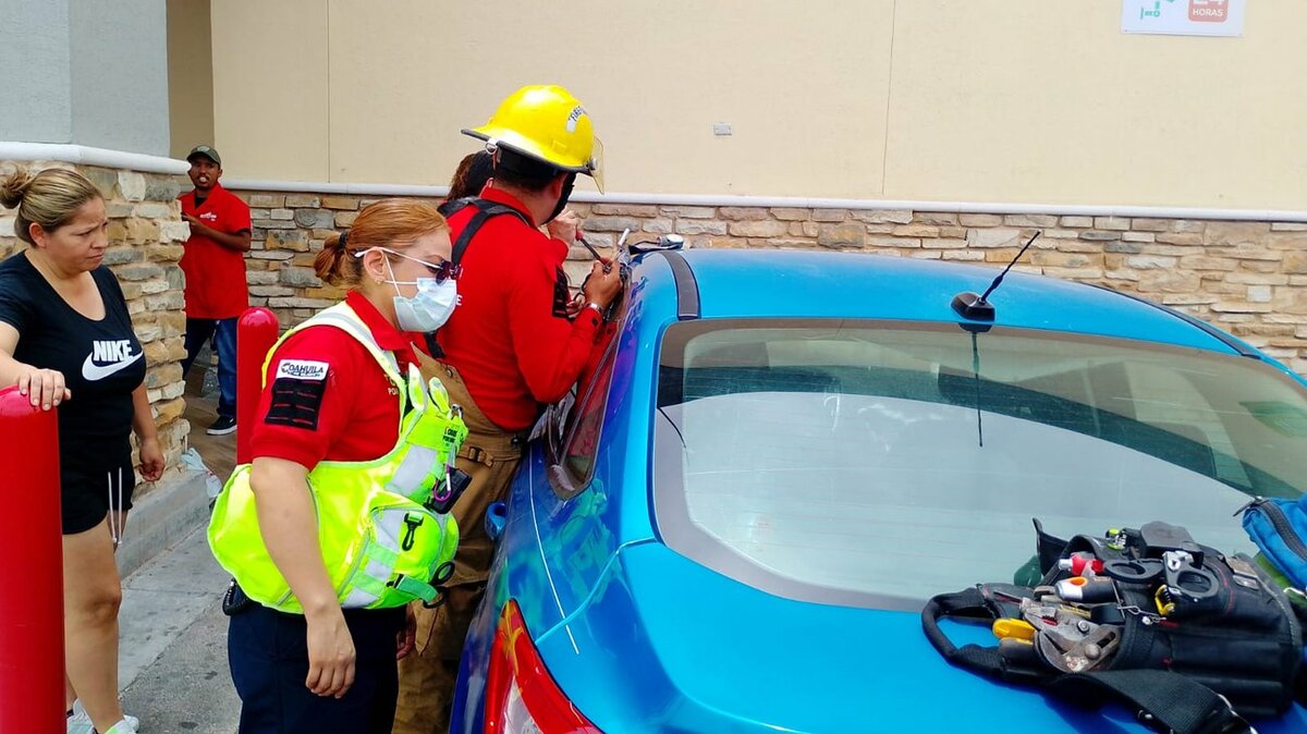 Rescatan a bebé y niño encerrados dentro de auto en Ramos Arizpe