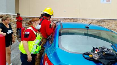 Un bebé y un niño fueron rescatados de un automóvil cerrado en Ramos Arizpe tras una alerta ciudadana durante altas temperaturas registradas en la zona.