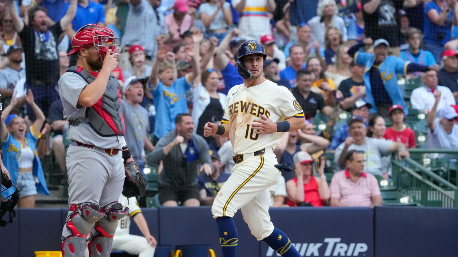 Cerveceros barren a Cardenales con hit de Mitchell