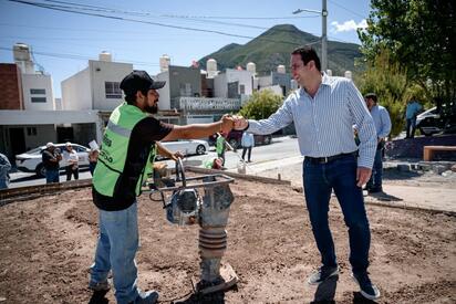 Se realizan reparaciones en estructuras de concreto y rehabilitación de bancas.  El alcalde de Saltillo, Javier Díaz González, supervisó los trabajos