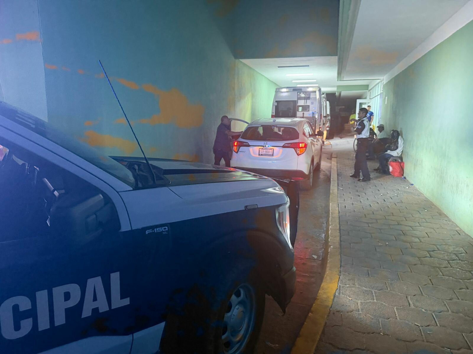 Policías escoltan de emergencia a hombre inconsciente hasta el IMSS