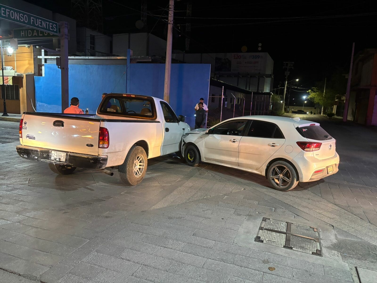 Ignora luz roja de semáforo y provoca fuerte choque en pleno Centro de Monclova