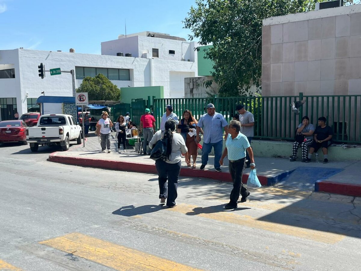 Familiares de pacientes permanecen bajo el sol tras restricciones de acceso en Clínica 7 del IMSS
