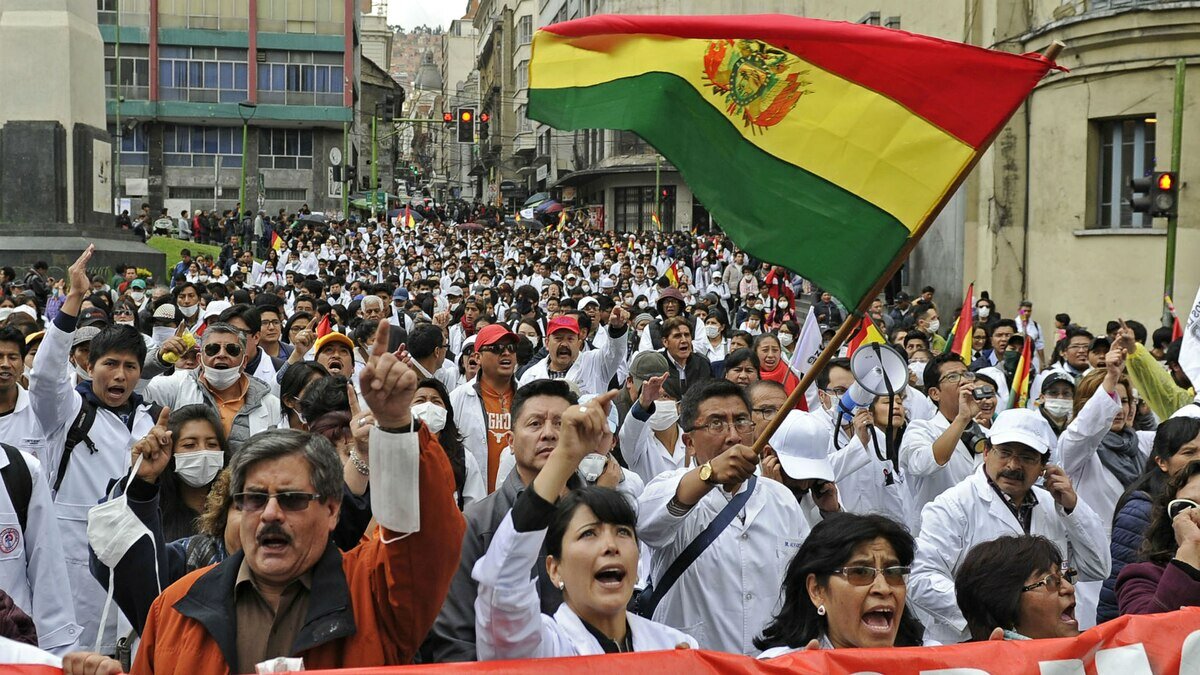 Médicos en Bolivia marchan por bloqueos y escasez de medicinas