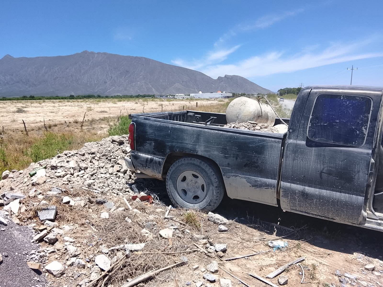 Sorprenden a tres hombres arrojando escombro en brecha del pueblo mágico de Cuatro Ciénegas