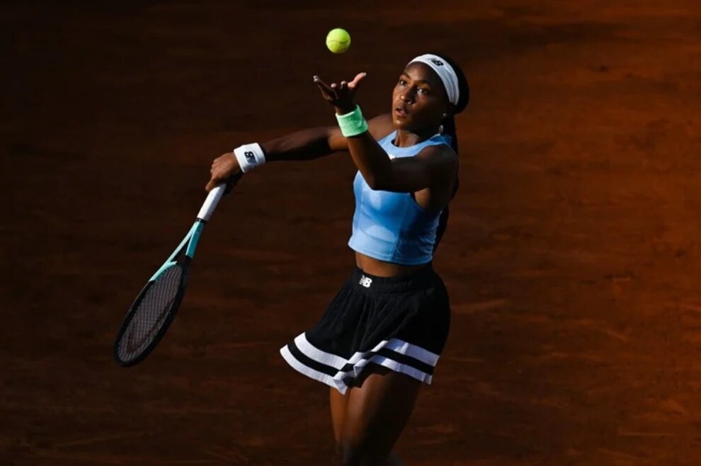    La vigente campeona doblega a Mayar Sherif por 6-3 y 6-2. La estadounidense se medirá a Potapova o Boulter en tercera ronda.    Coco Gauff, número