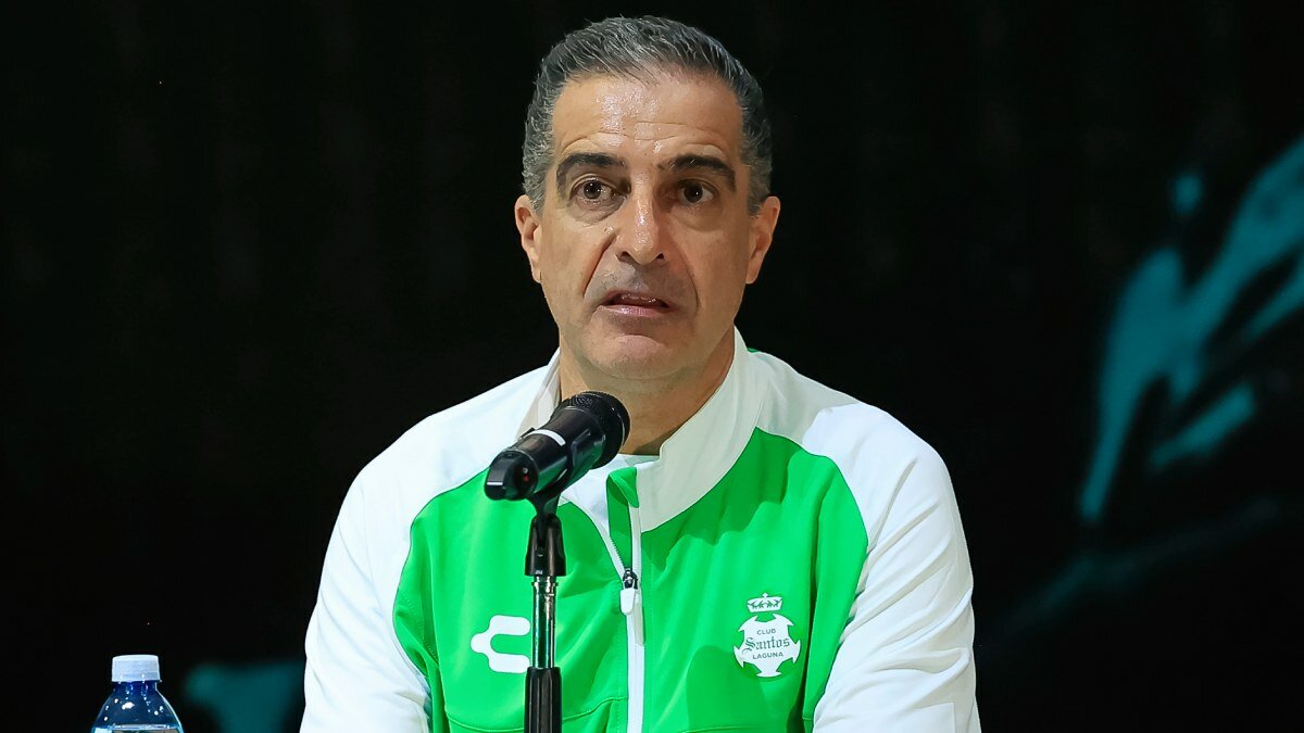Santos Laguna presenta a Renato Paiva como DT