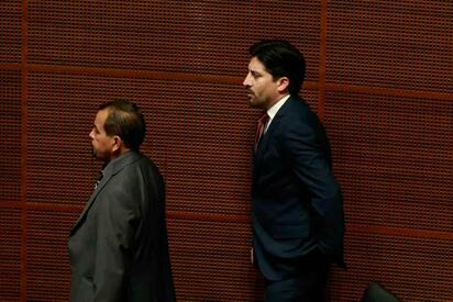 El Senado aprobó la licencia de Enrique Inzunza por 22 horas, periodo en el que su suplente Omar López rindió protesta como senador  El Senado de la República