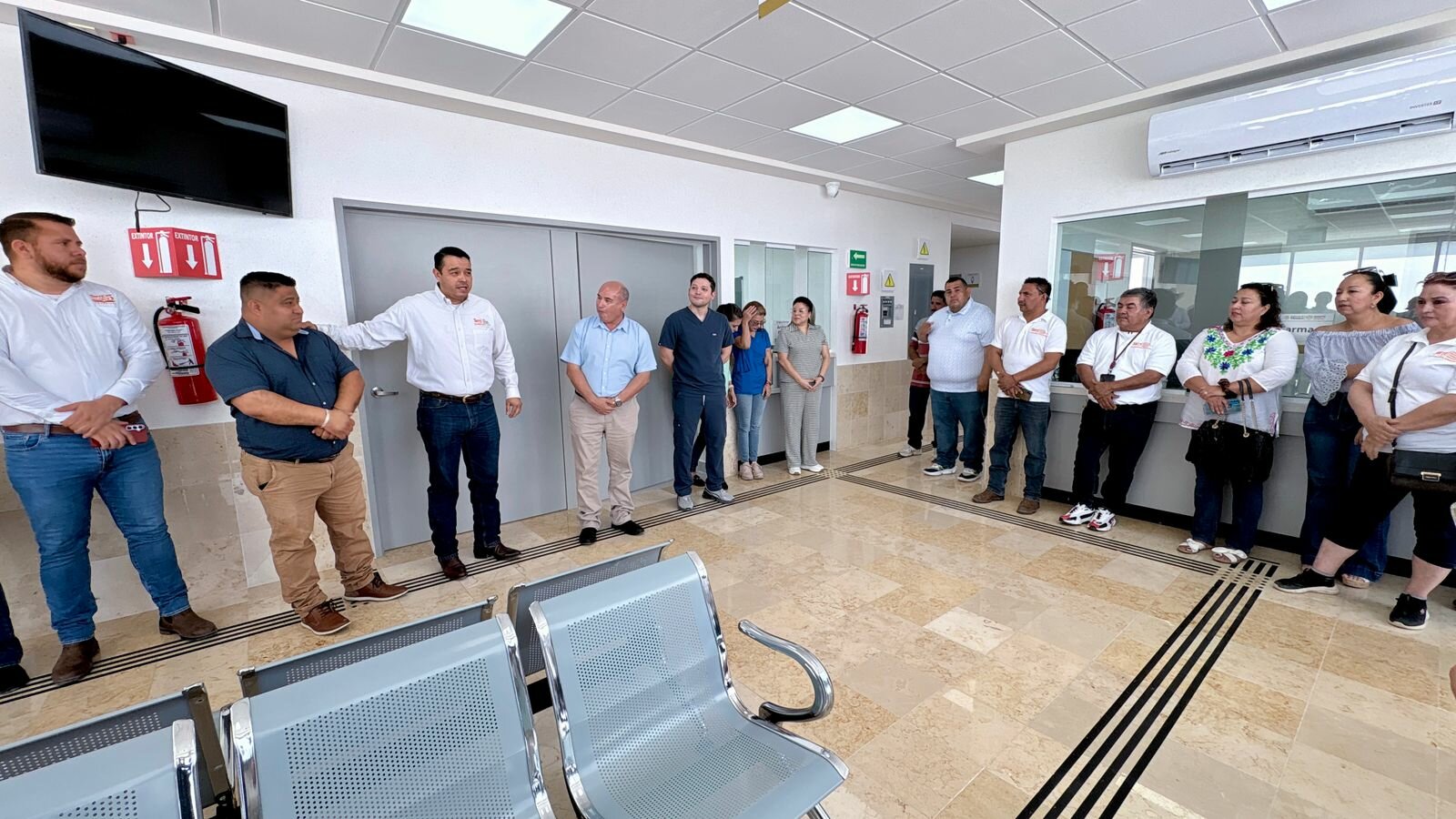 Maestros recorren nueva clínica del ISSSTE en San Buenaventura 