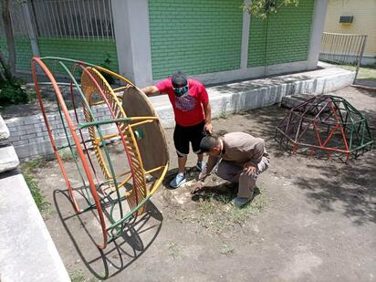 Comunidad escolar de Monclova reforzó inspecciones preventivas para proteger a menores dentro de planteles educativos infantiles  Soldaduras, colocación