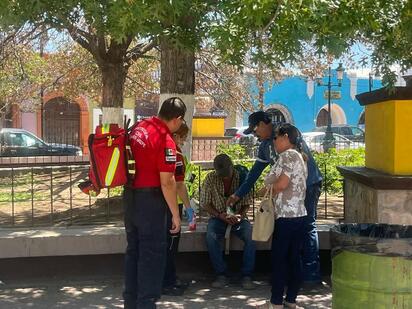 Crisis por abstinencia alcohólica moviliza a paramédicos en Plaza de Armas de Ramos Arizpe