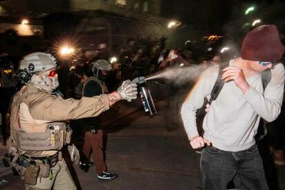 Las protestas frente al centro migratorio Delaney Hall, en Nueva Jersey, dejaron al menos 17 detenidos mientras internos mantienen una huelga de hambre