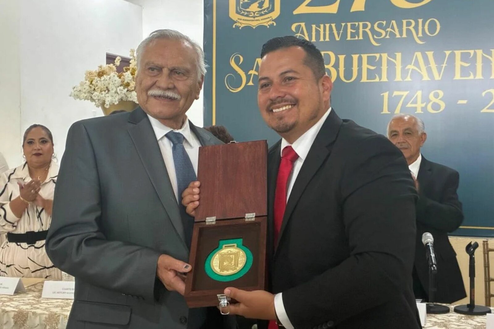 Entregan Presea “Manuel Neira Barragán” al doctor Humberto Rodríguez en San Buenaventura