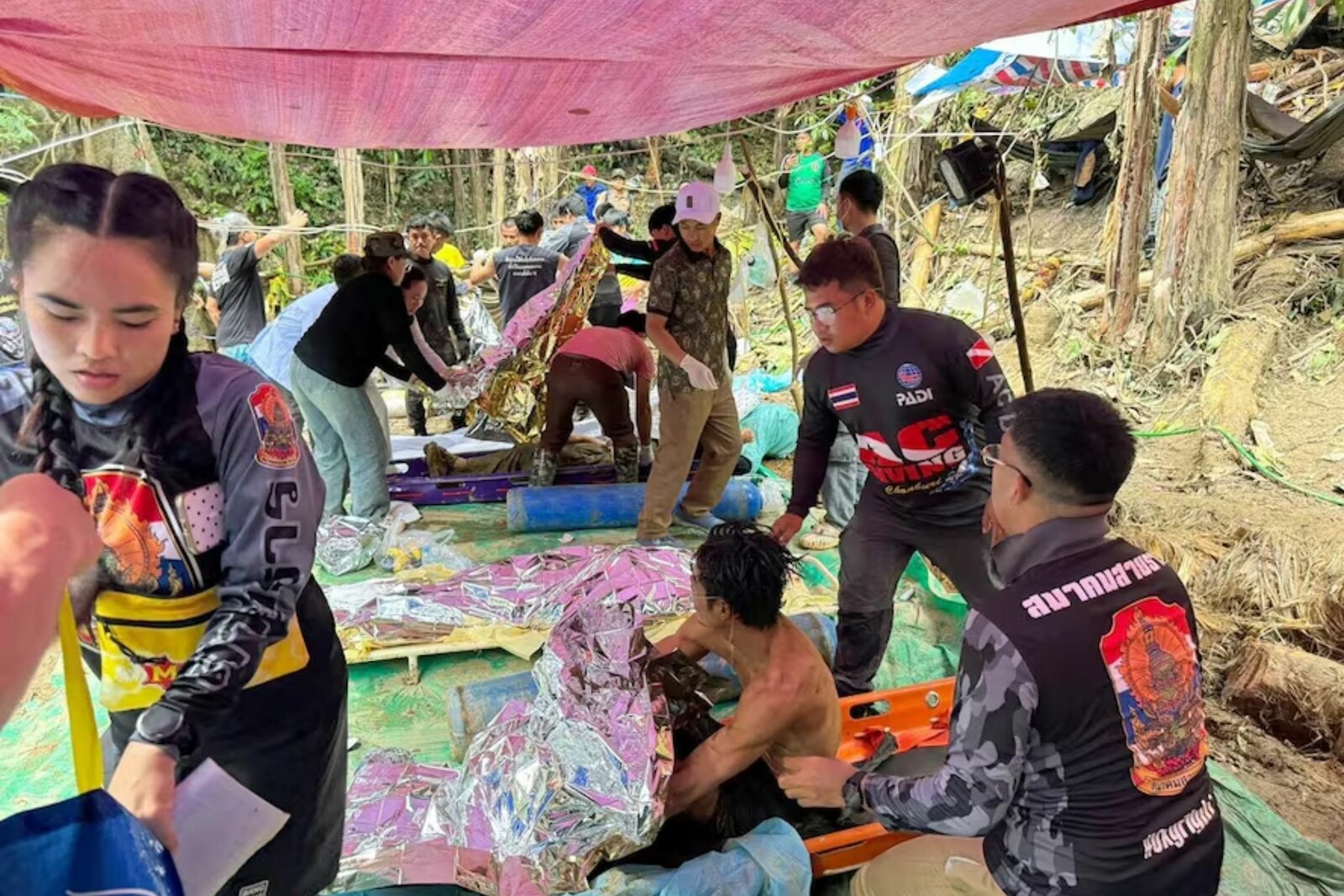 Rescatan a cuatro hombres atrapados en una cueva inundada en Laos