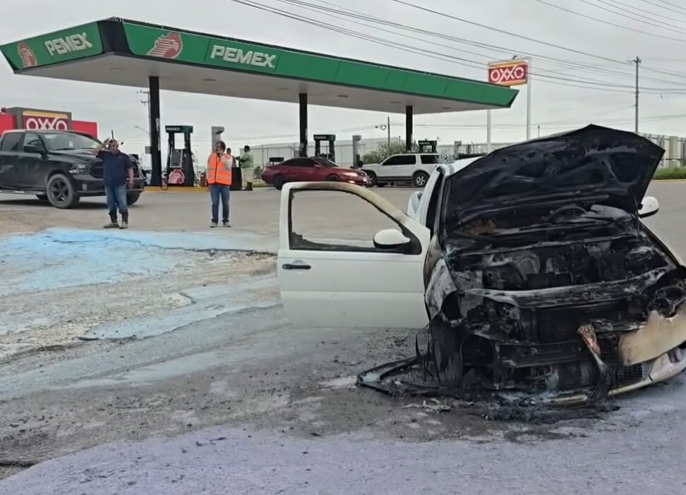 Camioneta se incendia frente a estación de gasolina
