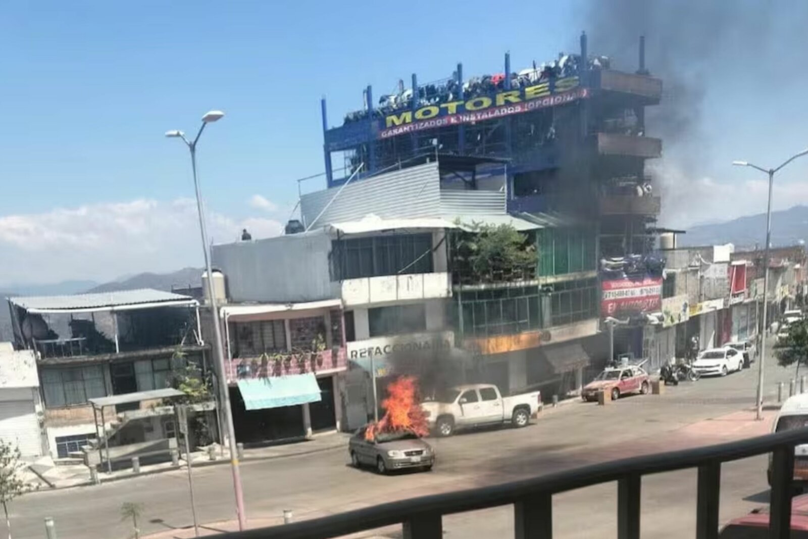 Choques armados provocan incendios de vehículos y un comercio en Michoacán