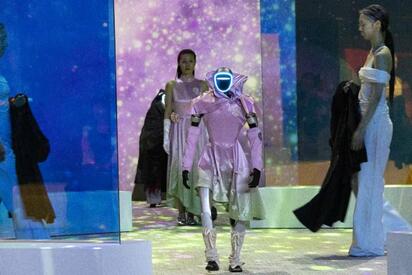 Robots y humanos desfilan juntos en innovadora pasarela de Seúl