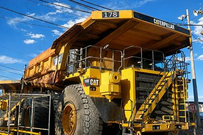 La salida de maquinaria Caterpillar de la mina de Hércules, propiedad de AHMSA, genera preocupación entre exobreros por posibles movimientos de activos