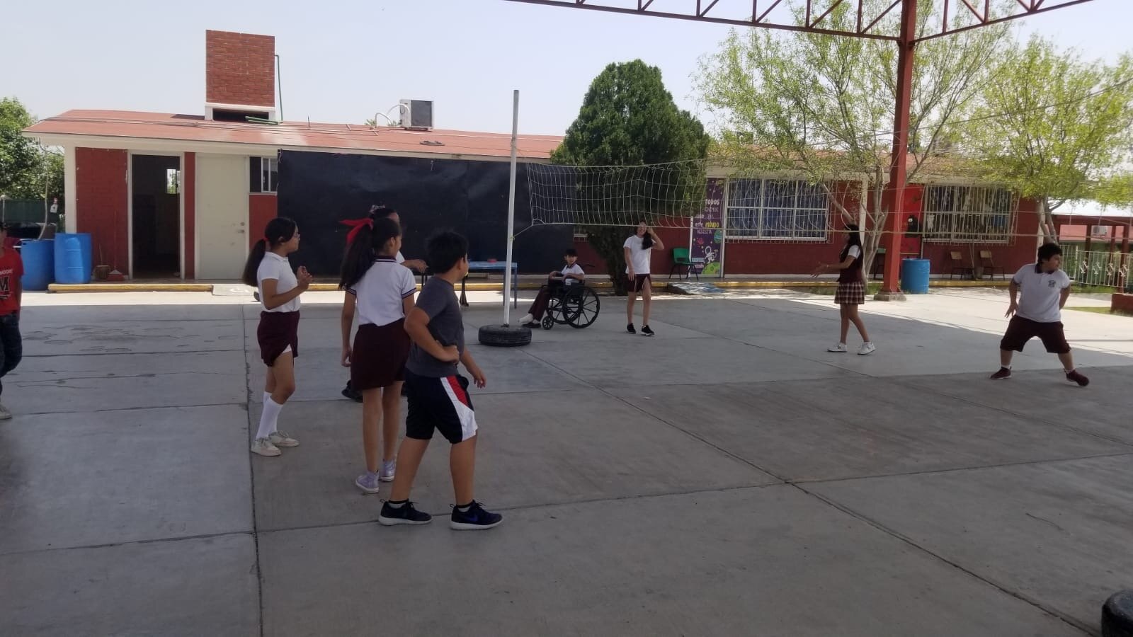Escuelas ajustan actividades físicas para proteger a estudiantes del calor