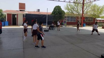 Escuelas ajustan actividades físicas para proteger a estudiantes del calor
