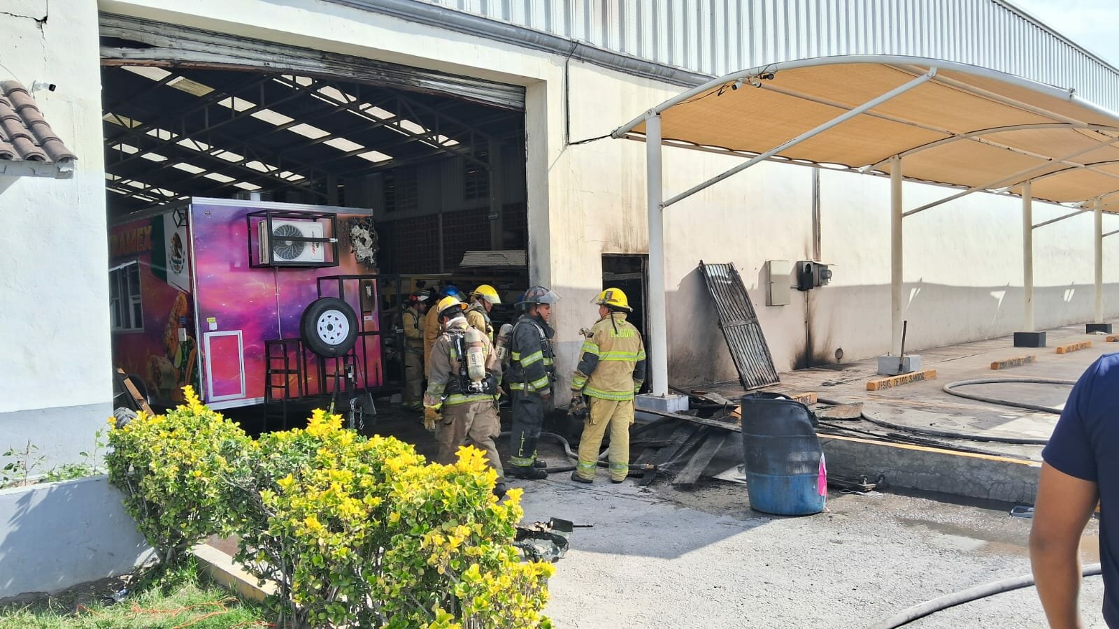 Incendian taller de creador de contenido en la colonia Azteca; captan a presunto responsable en cámaras