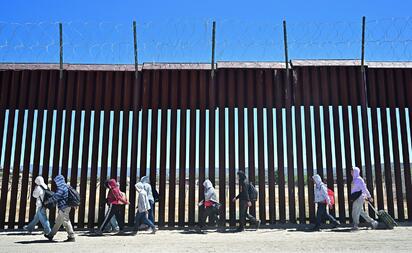 La SRE lanzó una advertencia sobre los riesgos de cruzar ilegalmente a Estados Unidos, destacando extorsiones, clima extremo y peligros en zonas fronterizas