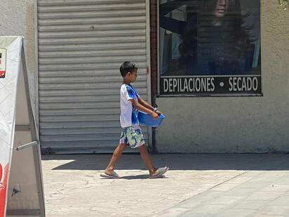 Niños continúan laborando en calles céntricas pese a llamados de autoridades protectoras estatales.  A pesar de las constantes advertencias y llamados