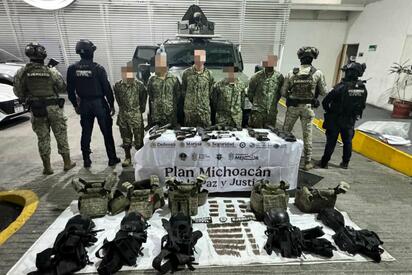 Autoridades de Michoacán detuvieron a cinco presuntos integrantes del CJNG tras hechos violentos en Zitácuaro, donde se registraron bloqueos, quema