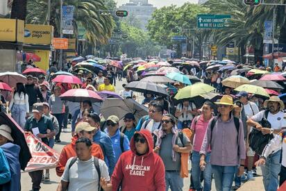 Miles de maestros de la CNTE marchan este lunes en la Ciudad de México, provocando cierres viales y afectaciones al transporte público.  La Coordinadora