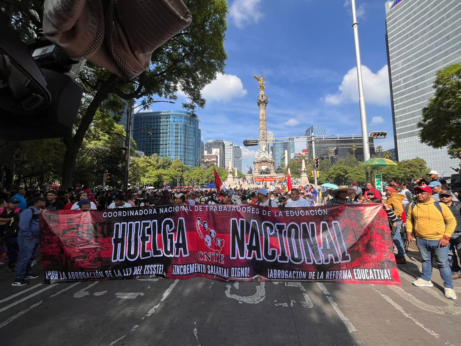 CNTE inicia huelga nacional con megamarcha en Ciudad de México