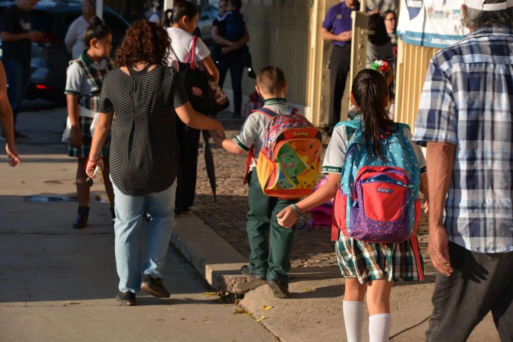 Implementan medidas preventivas por calor extremo en escuelas de Sabinas.