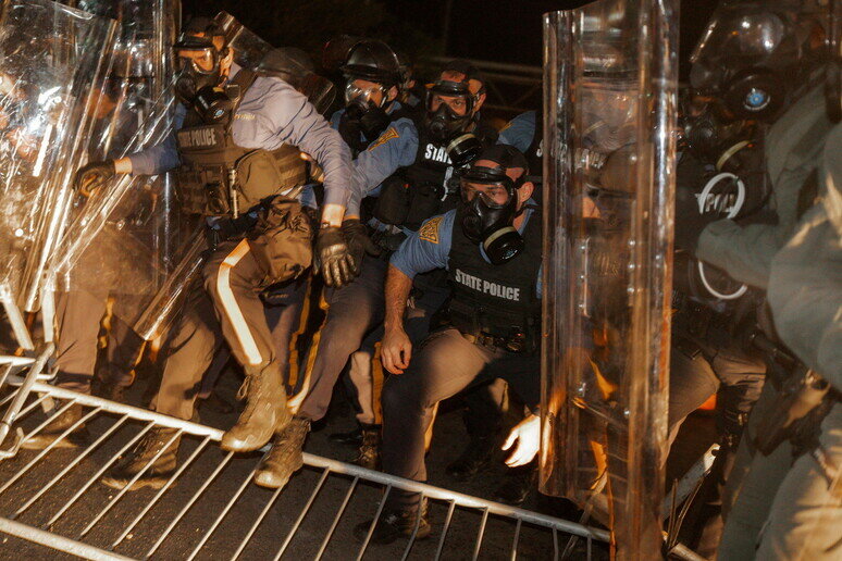 Toque de queda rodea centro del ICE en Newark tras protestas