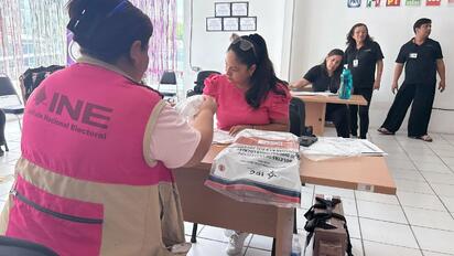 Autoridades electorales distribuyen material que será utilizado en la jornada electoral estatal próxima.  El Instituto Electoral de Coahuila (IEC) en Monclova