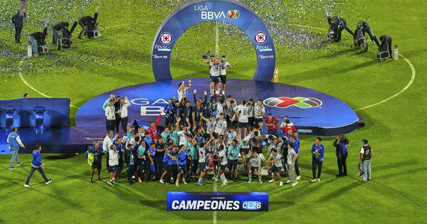 Cruz Azul recibe premio al mejor equipo del año y gana 1 mdd