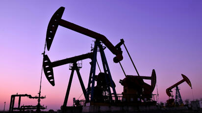 CRUDO Los precios del petróleo retrocedieron más de 1% tras avances en negociaciones entre Irán y Estados Unidos sobre el estrecho de Ormuz y suministro global.