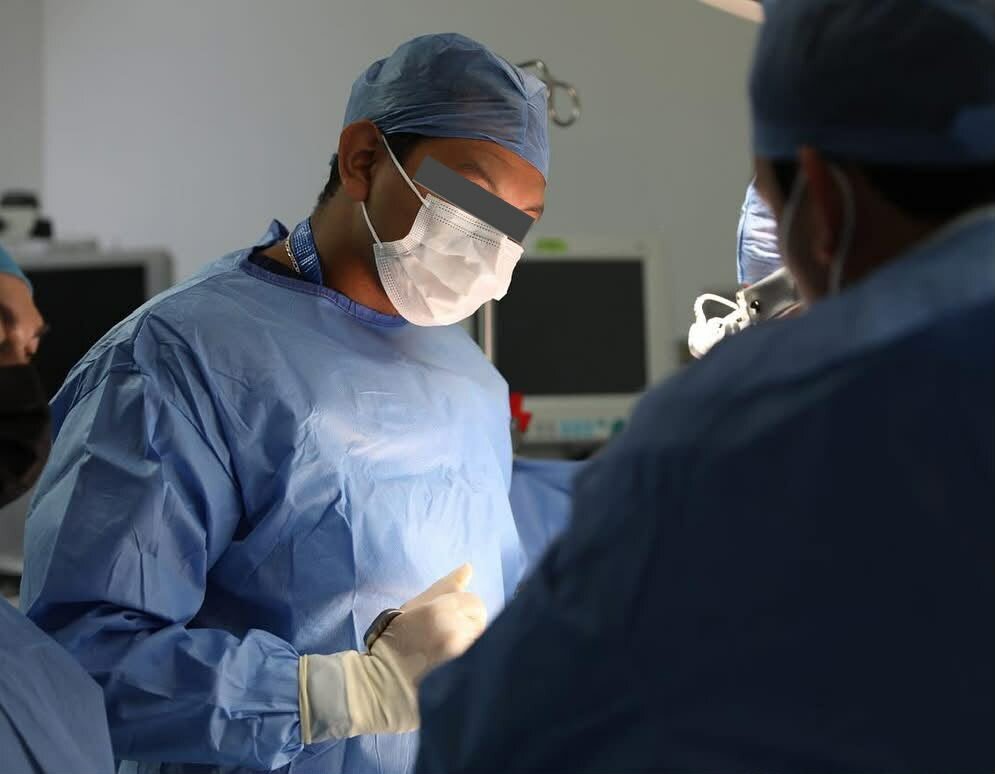 Detienen a médico y maestro de natación de PN por presunta violación