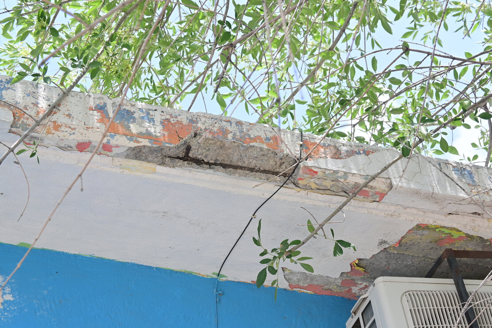 Infraestructura educativa: Detectan desgaste en una losa y piden atención preventiva inmediata.