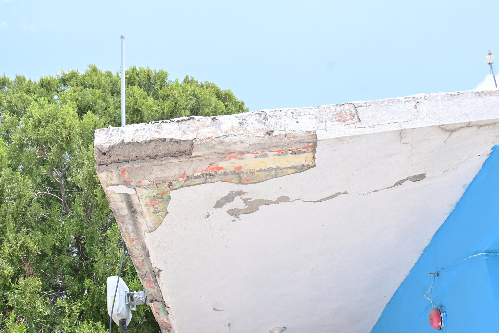 Infraestructura educativa: Detectan desgaste en una losa y piden atención preventiva inmediata.