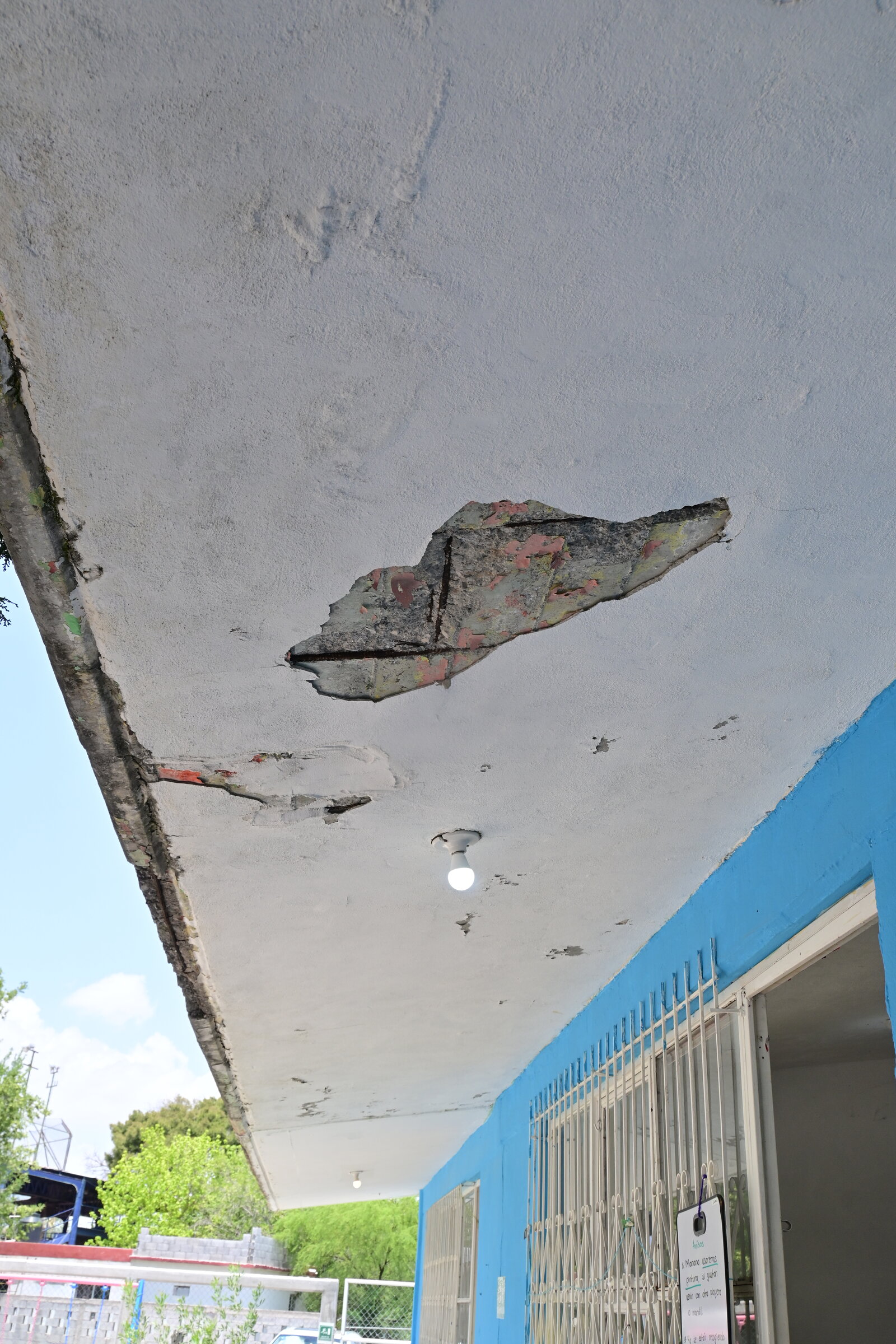 Infraestructura educativa: Detectan desgaste en una losa y piden atención preventiva inmediata.