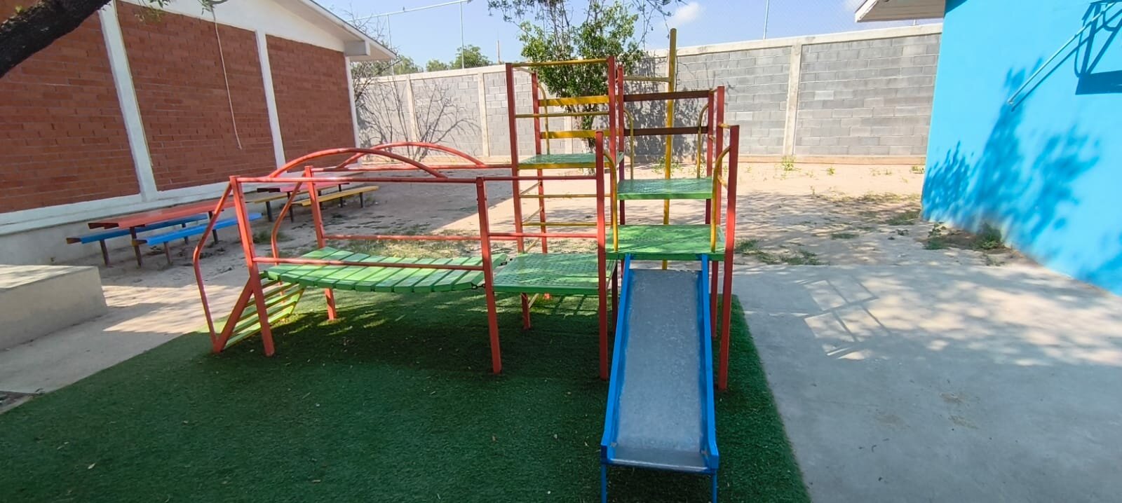 Infraestructura educativa: Detectan desgaste en una losa y piden atención preventiva inmediata.