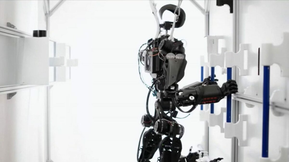 Helios: el robot de cuatro brazos que ayudará a astronautas en el espacio