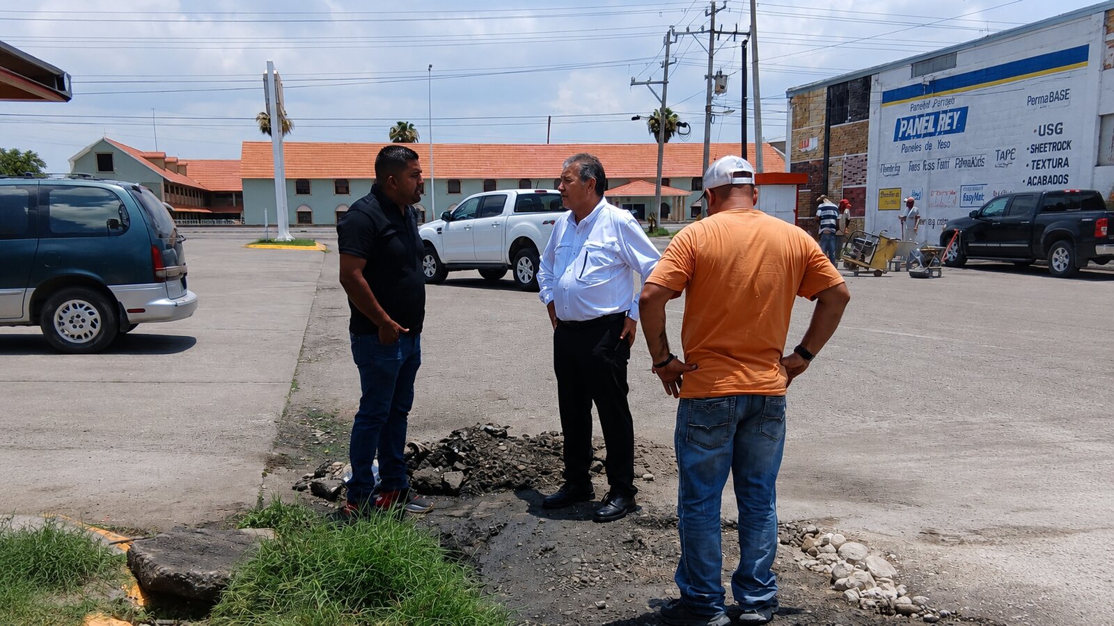 Óscar Ríos supervisa trabajos de bacheo en San Juan de Sabinas