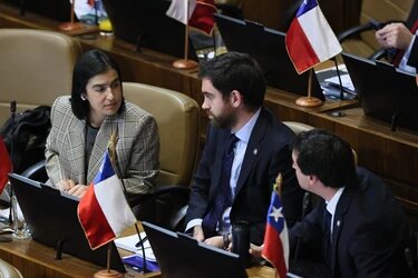 Chile aprueba ley contra violencia escolar con revisión de mochilas