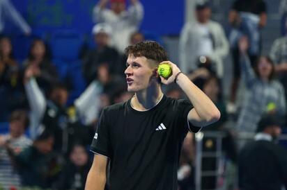 Jakub Mensik elimina a Joao Fonseca y es semifinalista en París