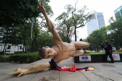 Maestros derriban estatuas del Mundial 2026 en Reforma