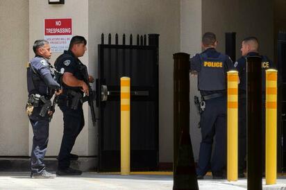 Un hombre se atrincheró en un banco en Bakersfield, California, lo que provocó un operativo policial y el confinamiento de edificios en el centro de la ciudad.