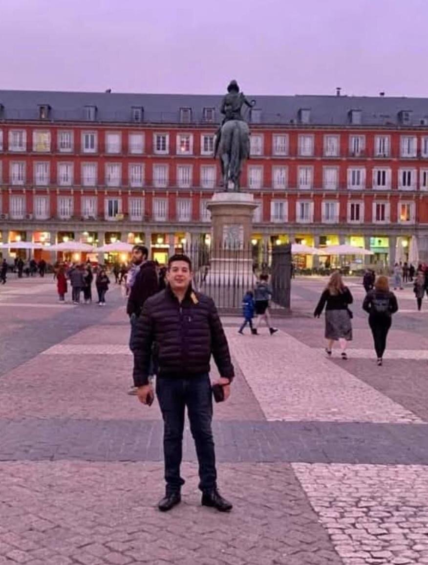 ENTREVISTA “La disciplina abre caminos donde antes solo había necesidad.” Alex es un joven originario del estado de Chihuahua que desde hace más de 12 años vive