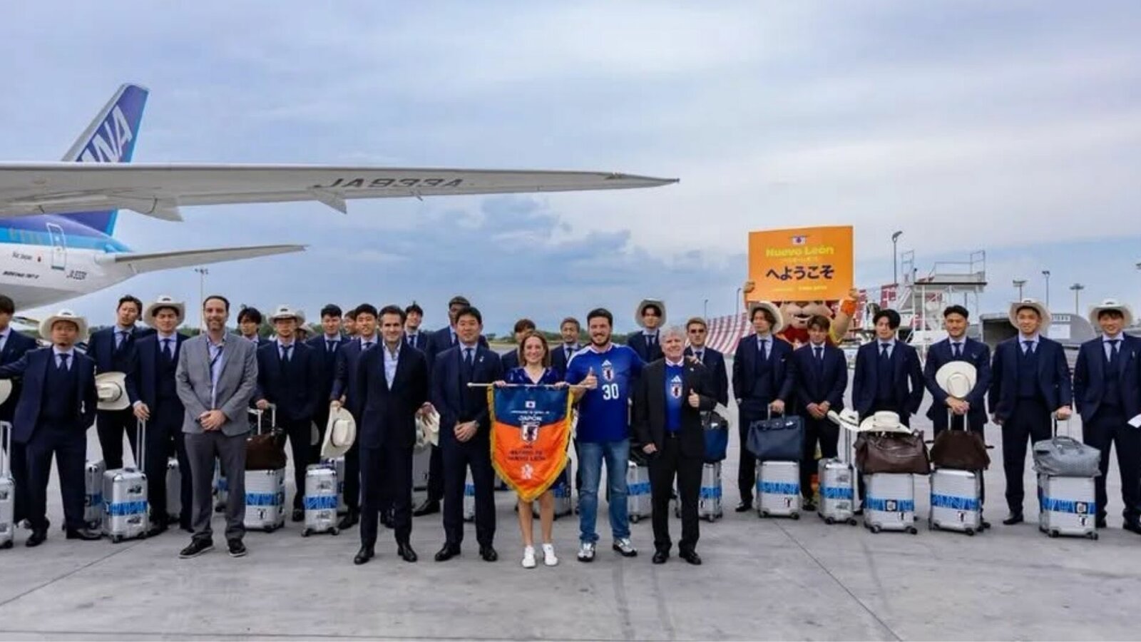 Selección de Japón llega a Monterrey y es recibida al estilo norteño por Samuel García